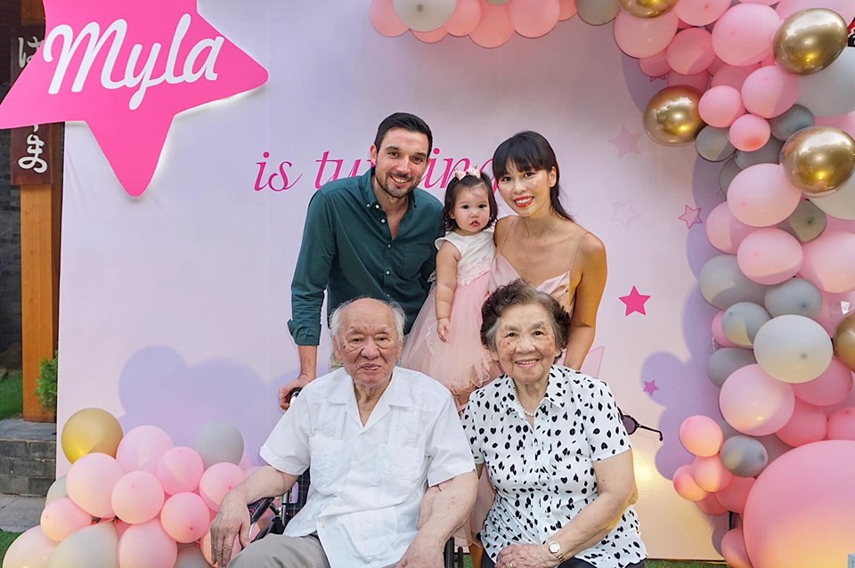 Sau khi bị chỉ trích là mẹ ác vì luyện ngủ cho con, siêu mẫu Hà Anh tiếp tục khoe con gái bụ bẫm và cách nuôi con bụi”-4