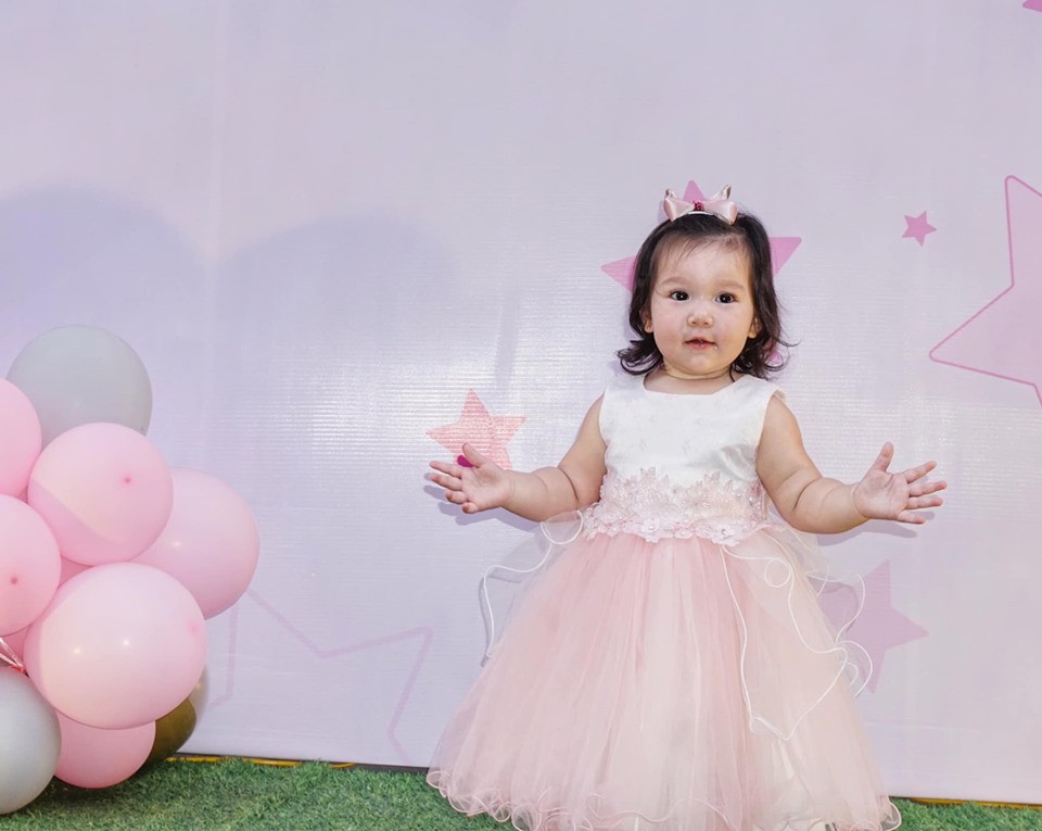 Sau khi bị chỉ trích là mẹ ác vì luyện ngủ cho con, siêu mẫu Hà Anh tiếp tục khoe con gái bụ bẫm và cách nuôi con bụi”-5