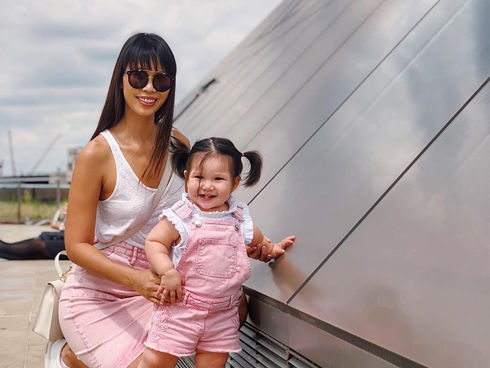 Siêu mẫu Hà Anh cãi nhau với chồng, bất chợt nhìn thấy con gái bé bỏng làm một hành động khiến cô phải khựng lại-4