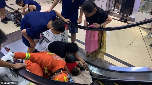 Bé 2 tuổi suýt mất cánh tay do bị kẹt vào thang cuốn, mẹ la hét cầu cứu không ngừng-4
