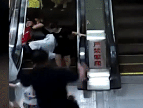 Khoảnh khắc thót tim: Mẹ làm rơi con gái 5 tháng tuổi trên thang cuốn đang chạy, cả loạt người ngã nhào theo để đỡ đứa trẻ-6