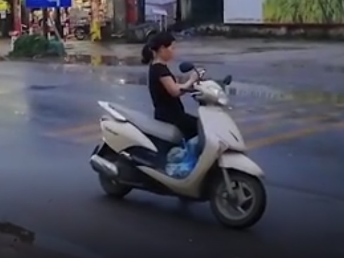 CLIP: Nữ ninja phóng Air Blade ngược chiều sau pha quay đầu xe đầy ngang trái-1