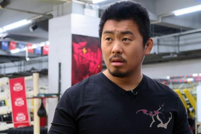 Từ Hiểu Đông sẽ nện cho Flores một trận nên thân-1