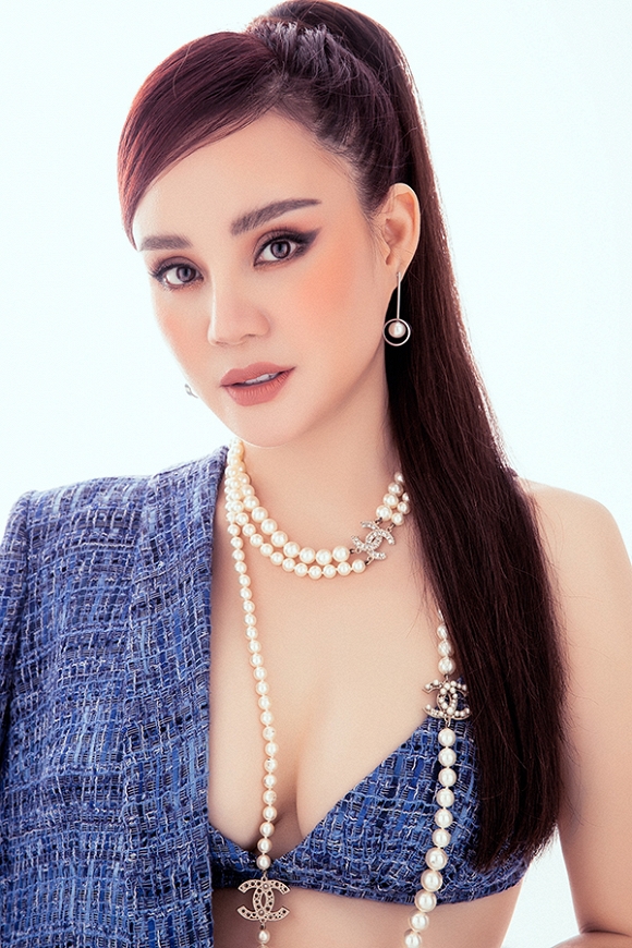 Vy Oanh khoe lưng ong ngực nở, xuân sắc thách thức thời gian-1