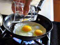 Bỏ bí kíp cũ đi, đây mới chính là cách bạn nên rán trứng ốp la đơn giản và ngon nhất