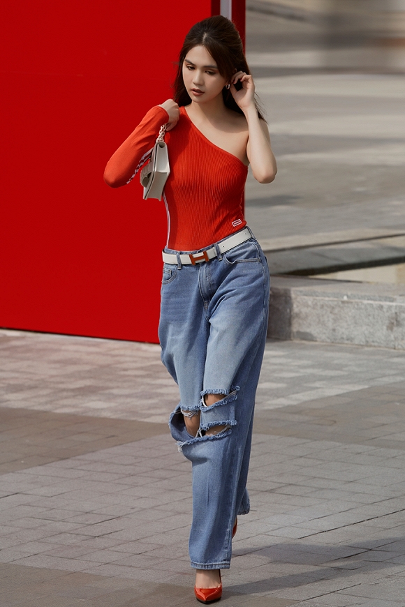 Ngọc Trinh biến tấu với quần ống rộng, áo crop-top khoe vòng eo con kiến trứ danh-1