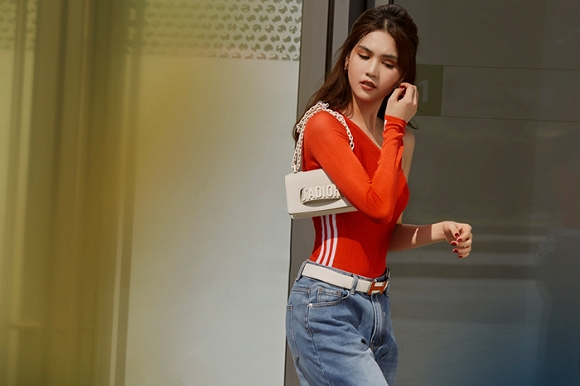 Ngọc Trinh biến tấu với quần ống rộng, áo crop-top khoe vòng eo con kiến trứ danh-4