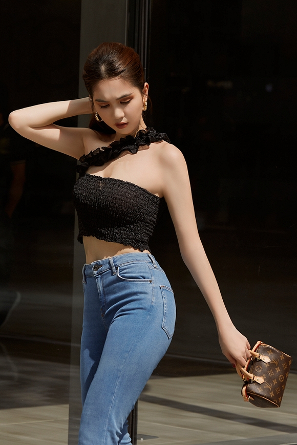 Ngọc Trinh biến tấu với quần ống rộng, áo crop-top khoe vòng eo con kiến trứ danh-6