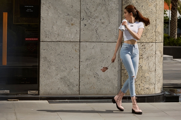 Ngọc Trinh biến tấu với quần ống rộng, áo crop-top khoe vòng eo con kiến trứ danh-7