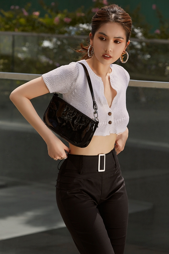 Ngọc Trinh biến tấu với quần ống rộng, áo crop-top khoe vòng eo con kiến trứ danh-8