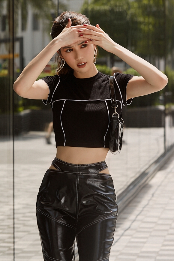 Ngọc Trinh biến tấu với quần ống rộng, áo crop-top khoe vòng eo con kiến trứ danh-9