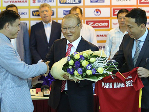 HLV Park Hang Seo e thẹn trước fan nữ người Hàn, thoải mái khoác vai ngôi sao bóng rổ tại Đà Nẵng-3