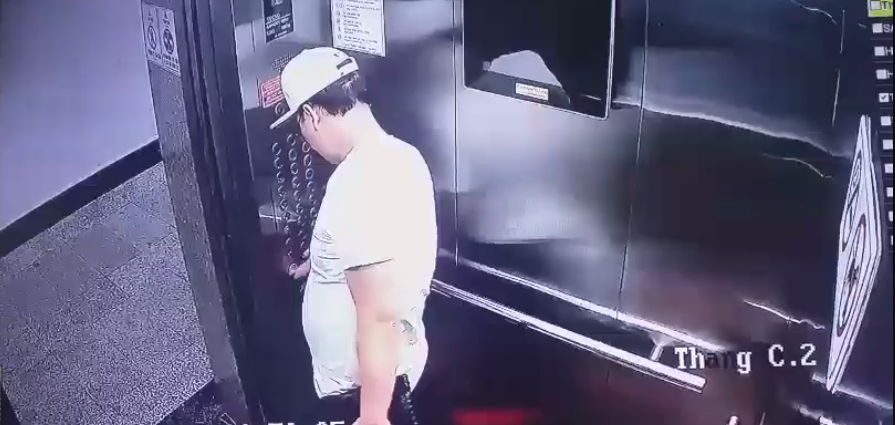 Bức xúc: Người đàn ông ngoại quốc giơ chân đạp hỏng toàn bộ nút bấm điều khiển thang máy rồi ung dung bỏ đi-1