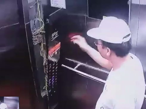 Mặc biển cấm , cặp đôi vẫn lao vào buồng chơi của trẻ nhỏ khiến bao ánh mắt bức xúc đổ về-3