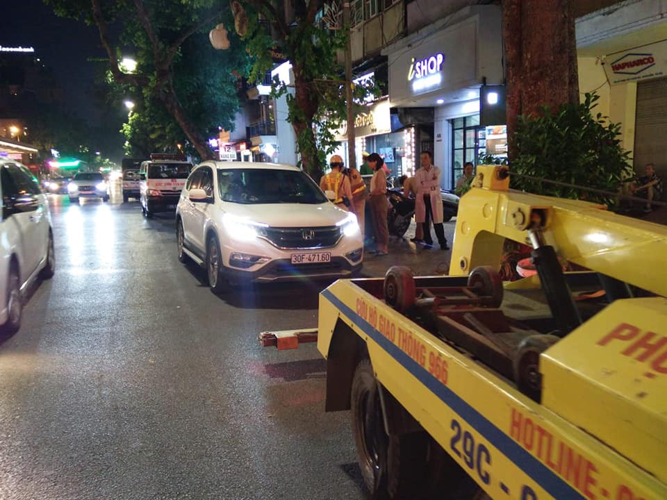 Hà Nội: Tài xế lăn ra ngủ khi đang đi ô tô giữa phố khiến lực lượng chức năng phải huy động cả cứu thương, cứu hỏa đến hỗ trợ-1
