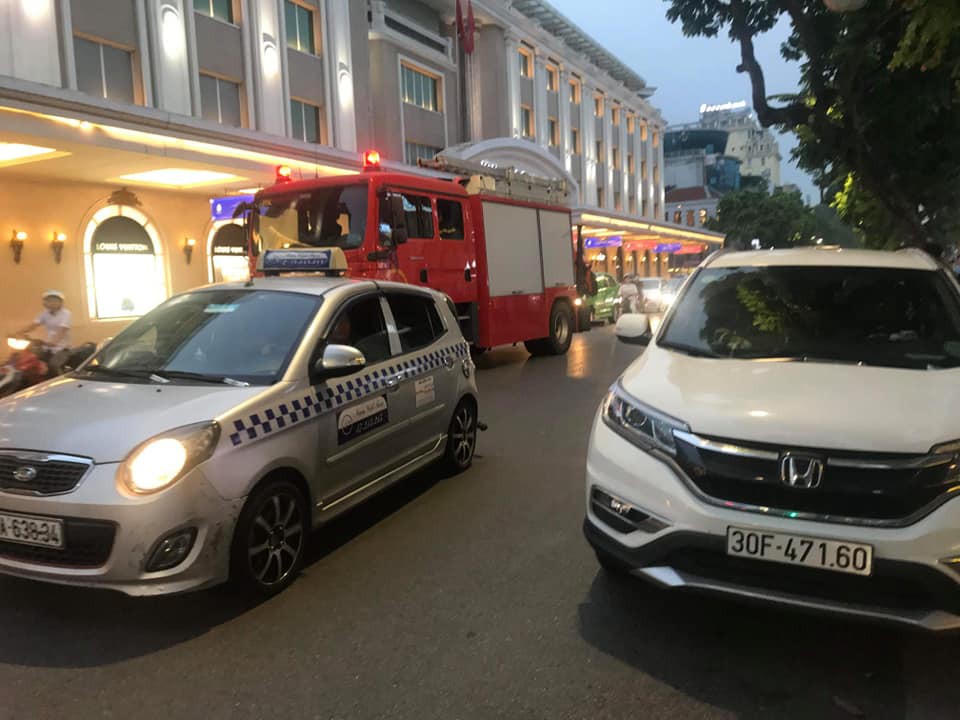 Hà Nội: Tài xế lăn ra ngủ khi đang đi ô tô giữa phố khiến lực lượng chức năng phải huy động cả cứu thương, cứu hỏa đến hỗ trợ-2