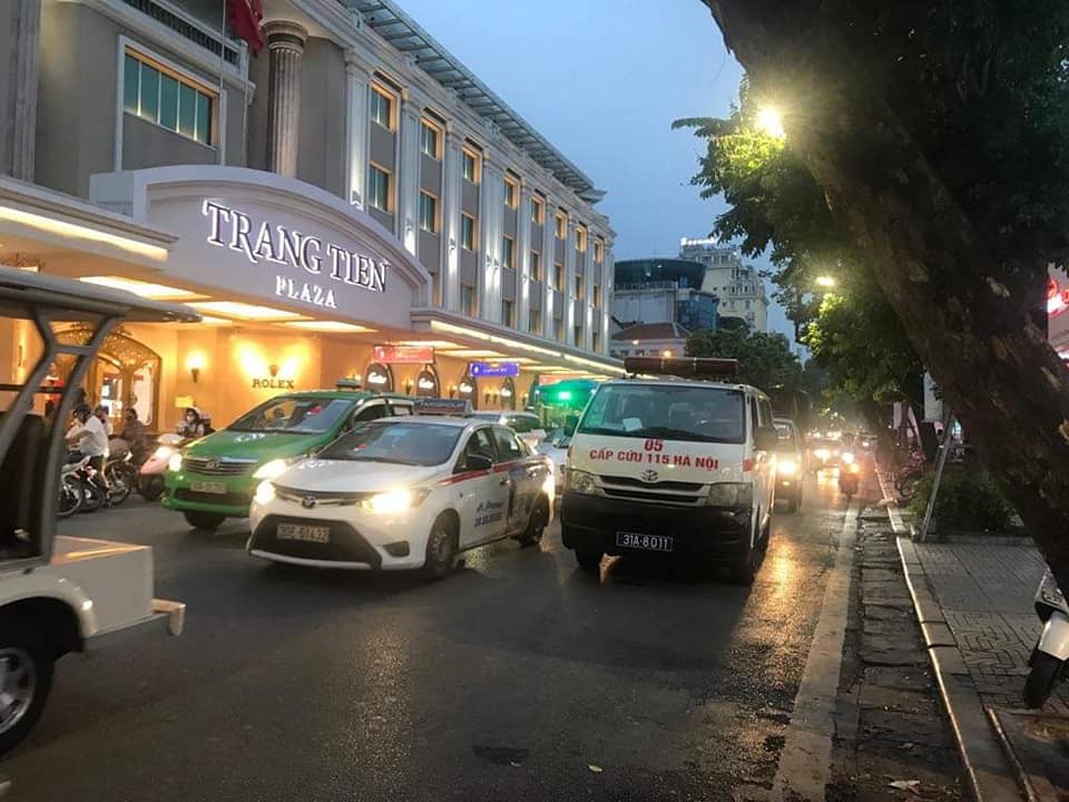 Hà Nội: Tài xế lăn ra ngủ khi đang đi ô tô giữa phố khiến lực lượng chức năng phải huy động cả cứu thương, cứu hỏa đến hỗ trợ-3