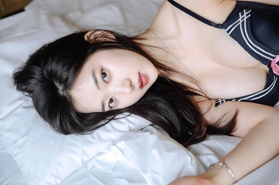 2 mẫu Hàn Quốc đời thường gái ngoan, lên hình khác biệt 180 độ-3