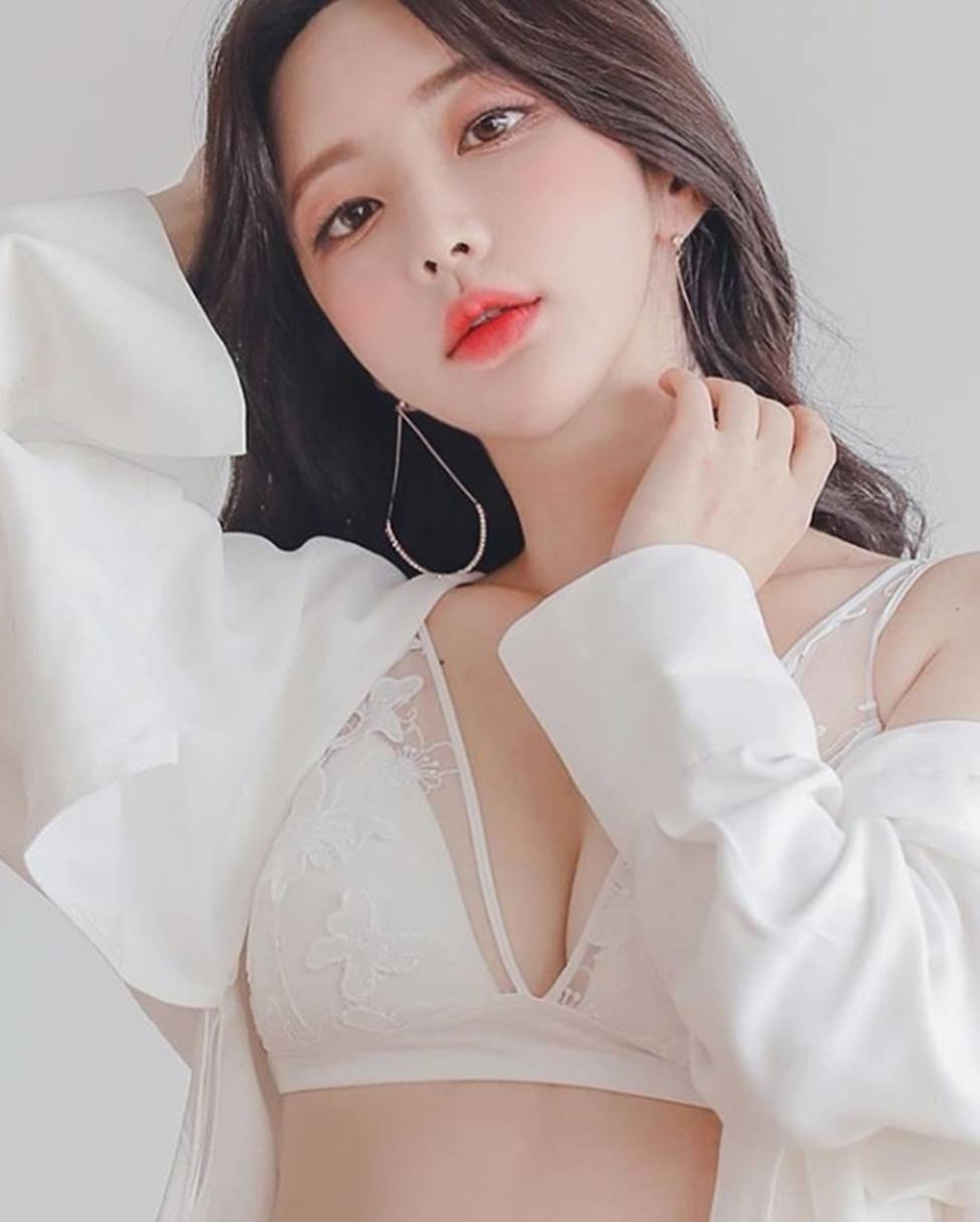 2 mẫu Hàn Quốc đời thường gái ngoan, lên hình khác biệt 180 độ-19