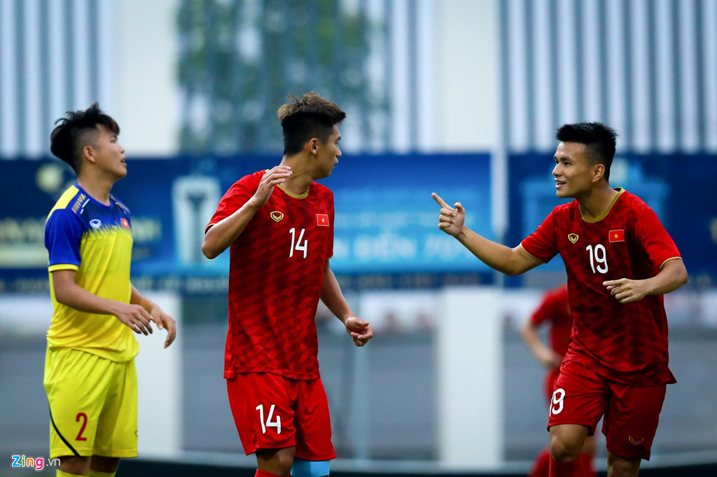 Trợ lý Lee Young-jin chấn chỉnh Martin Lo ngay sau chiến thắng-4