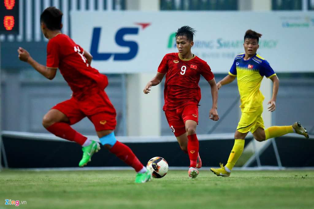 Trợ lý Lee Young-jin chấn chỉnh Martin Lo ngay sau chiến thắng-5