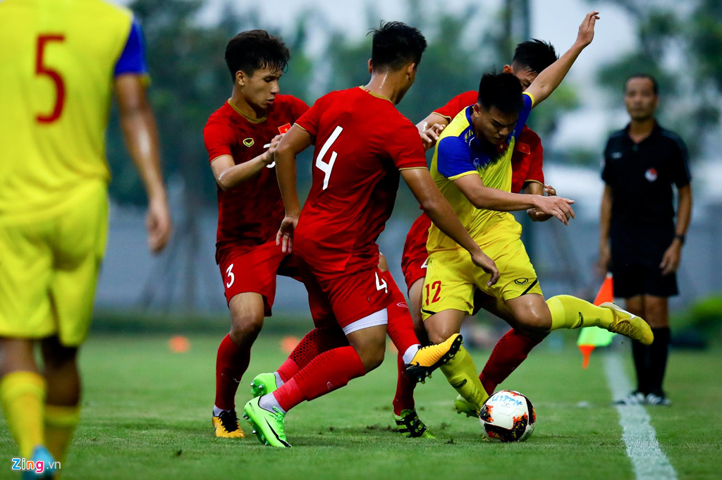 Trợ lý Lee Young-jin chấn chỉnh Martin Lo ngay sau chiến thắng-6