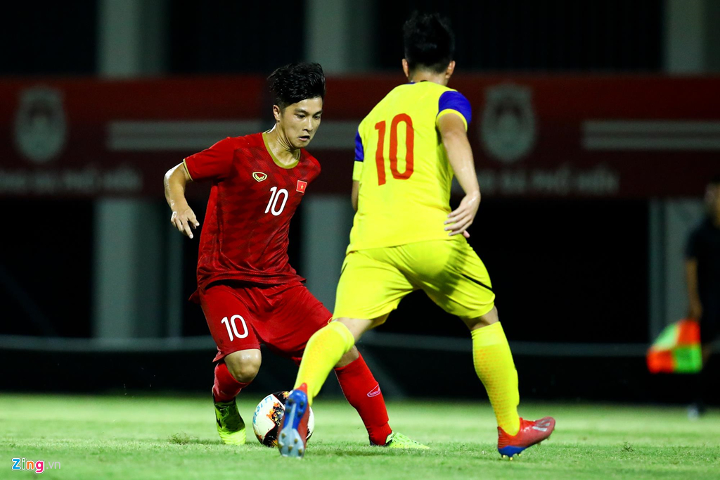 Trợ lý Lee Young-jin chấn chỉnh Martin Lo ngay sau chiến thắng-8