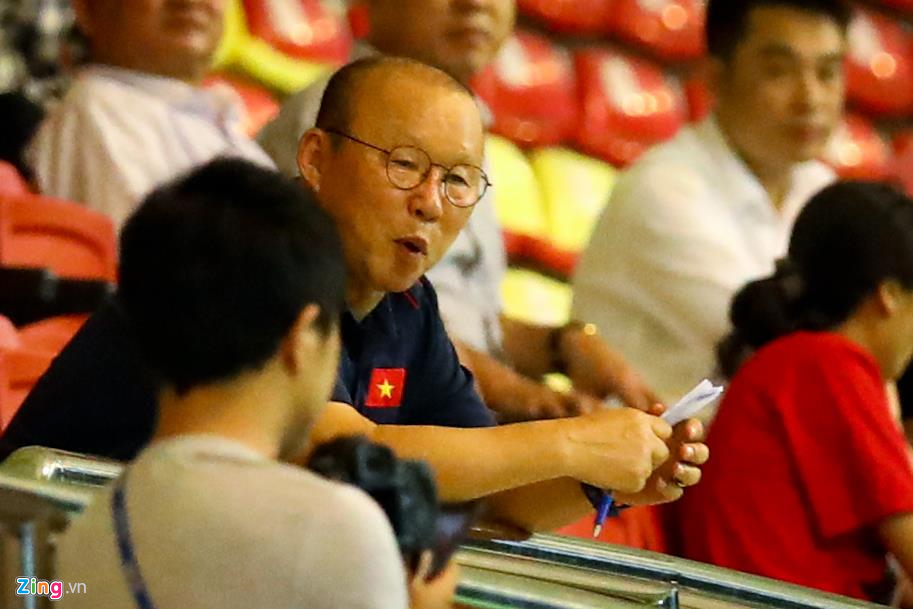 Trợ lý Lee Young-jin chấn chỉnh Martin Lo ngay sau chiến thắng-10