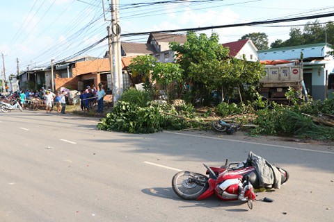 Xe ben phóng nhanh gây tai nạn liên hoàn rồi lao vào nhà dân, 3 người thương vong-2