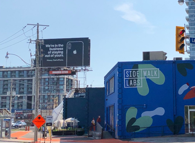 Phì cười với biển quảng cáo iPhone ngay cạnh thành phố thông minh của Google-1