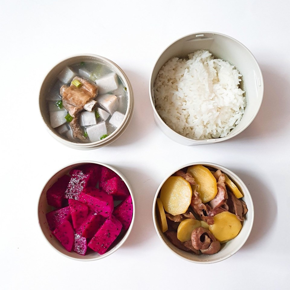 Chỉ với 50k đồng, cô gái trẻ làm ra hàng loạt bữa cơm trưa siêu tinh tế để chồng mang đi làm mỗi ngày-5