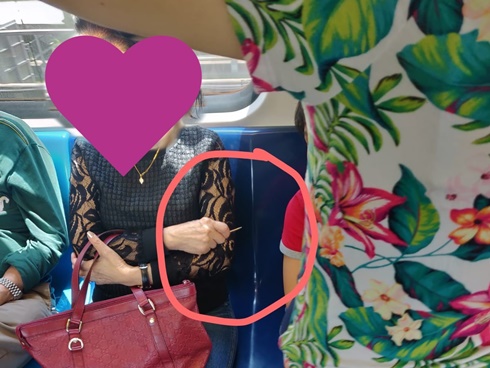 Đang đi, người đàn ông bị bầy khỉ quây lại đánh hội đồng-1