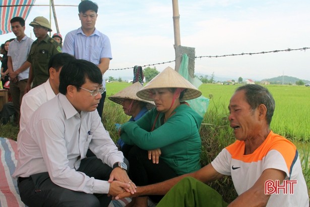 Tai nạn ở Hà Tĩnh, ám ảnh tiếng khóc xé lòng bên những vòng hoa trắng-5