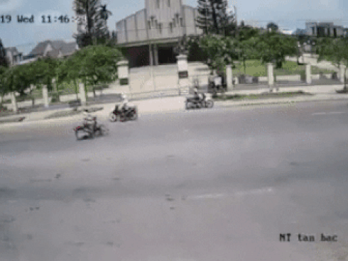 Người phụ nữ sang đường cẩu thả và tiếng phanh ô tô tới cháy đường gây ám ảnh-1