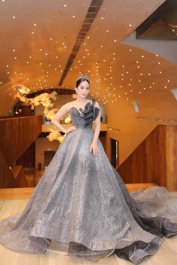 Khánh Thi và chồng trẻ Phan Hiển như cô dâu chú rể, tình tứ ở sự kiện-1