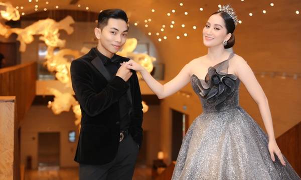 Khánh Thi và chồng trẻ Phan Hiển như cô dâu chú rể, tình tứ ở sự kiện-3