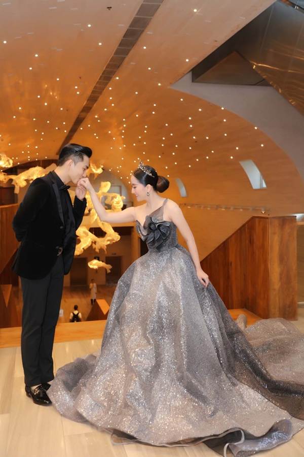 Khánh Thi và chồng trẻ Phan Hiển như cô dâu chú rể, tình tứ ở sự kiện-4