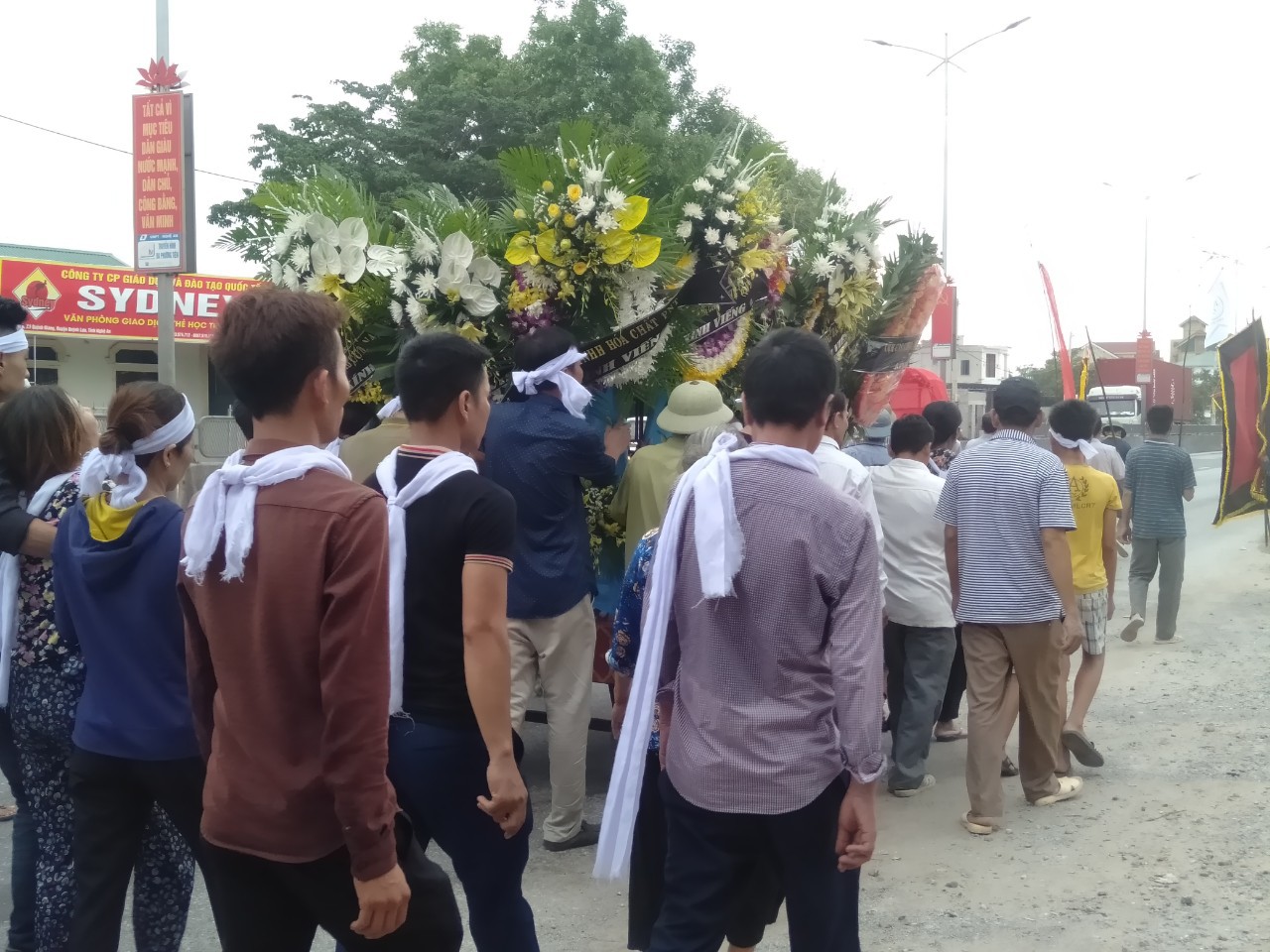 Đám tang đẫm nước mắt của nữ nhân viên bán xăng bị sát hại: Hai đứa con trai ngơ ngác tìm mẹ-2