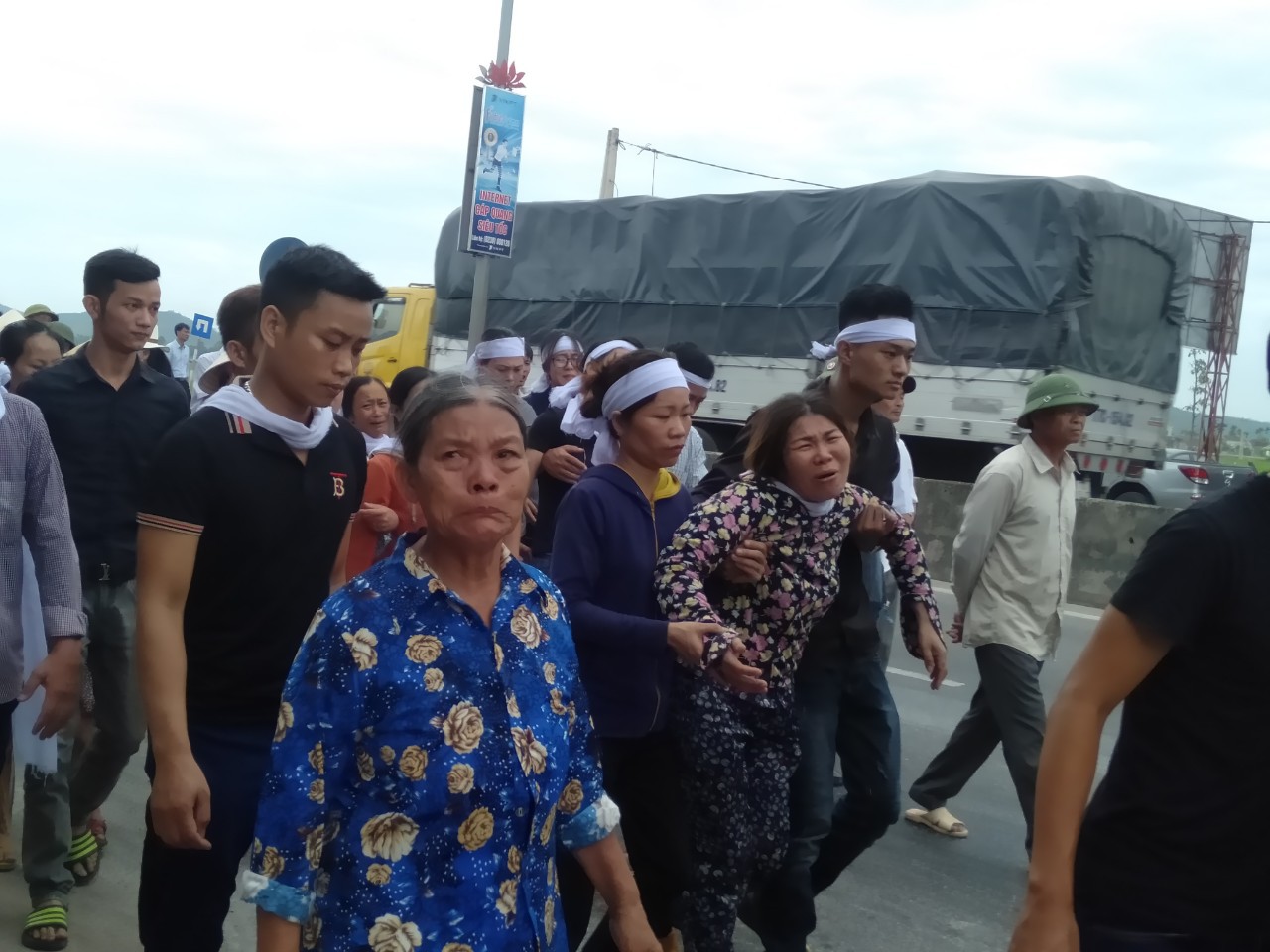 Đám tang đẫm nước mắt của nữ nhân viên bán xăng bị sát hại: Hai đứa con trai ngơ ngác tìm mẹ-5