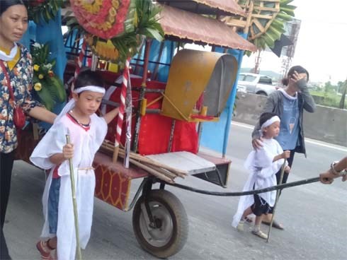 Đám tang đẫm nước mắt của nữ nhân viên bán xăng bị sát hại: Hai đứa con trai ngơ ngác tìm mẹ