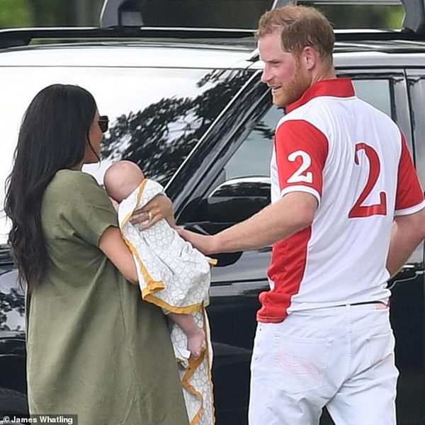 Meghan Markle lần đầu đưa bé Archie xuất hiện công khai nhưng nhìn cách nàng dâu hoàng gia bế con ai cũng thương cho đứa trẻ-1