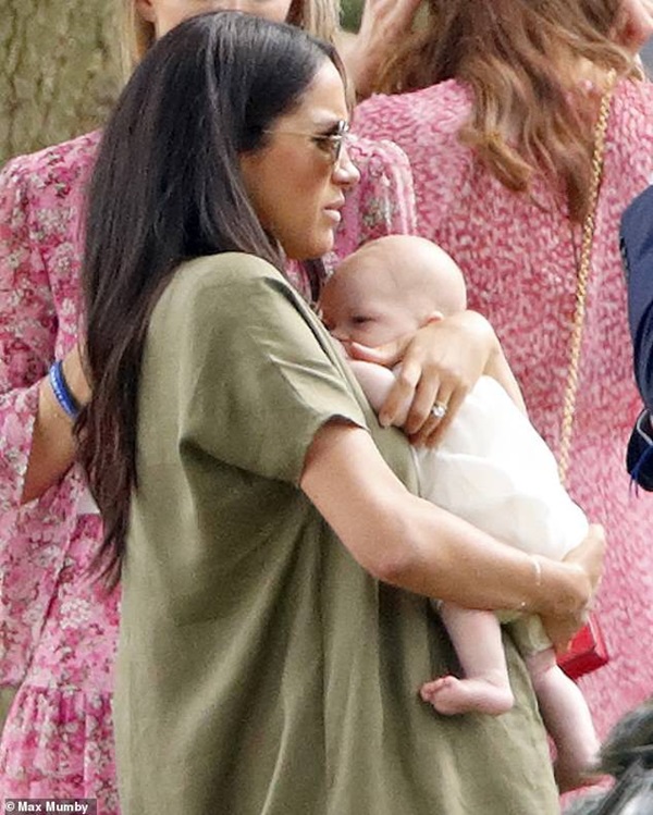 Meghan Markle lần đầu đưa bé Archie xuất hiện công khai nhưng nhìn cách nàng dâu hoàng gia bế con ai cũng thương cho đứa trẻ-2