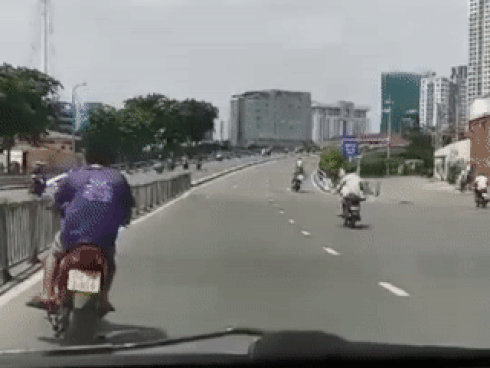 CLIP: Chơi ngông lách vào đường của xe lớn, thanh niên suýt lọt gầm ô tô-1
