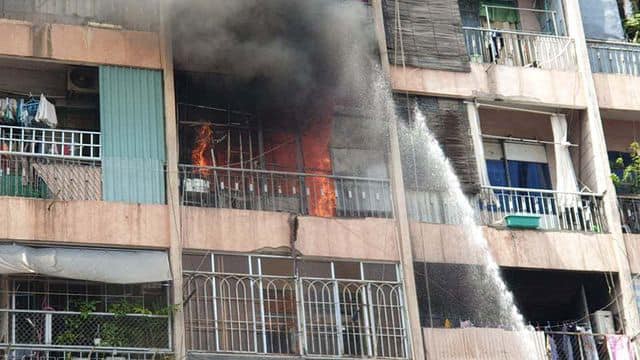 NÓNG: Cháy lớn ở chung cư sát bệnh viện Chấn thương Chỉnh hình, nhiều người mắc kẹt bên trong-1