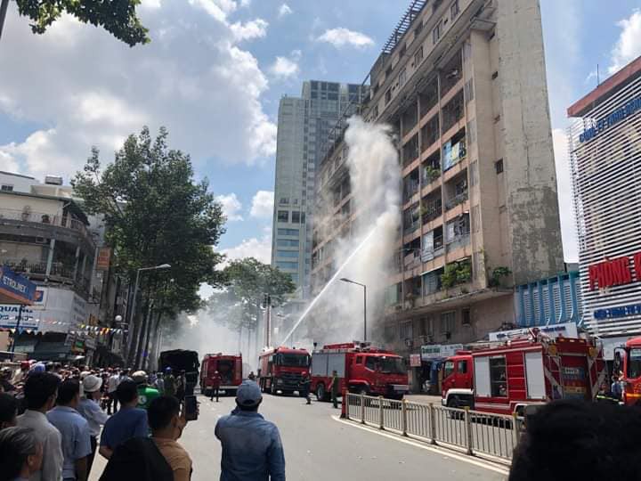 NÓNG: Cháy lớn ở chung cư sát bệnh viện Chấn thương Chỉnh hình, nhiều người mắc kẹt bên trong-2