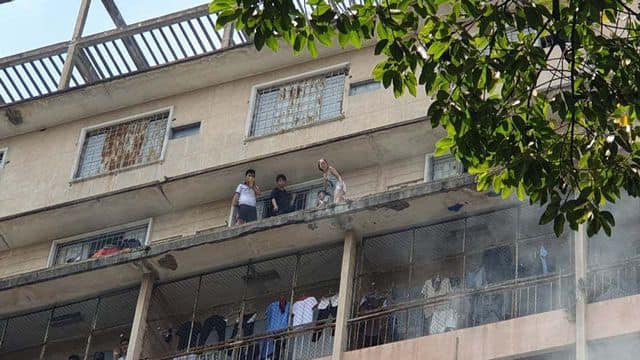 NÓNG: Cháy lớn ở chung cư sát bệnh viện Chấn thương Chỉnh hình, nhiều người mắc kẹt bên trong-3