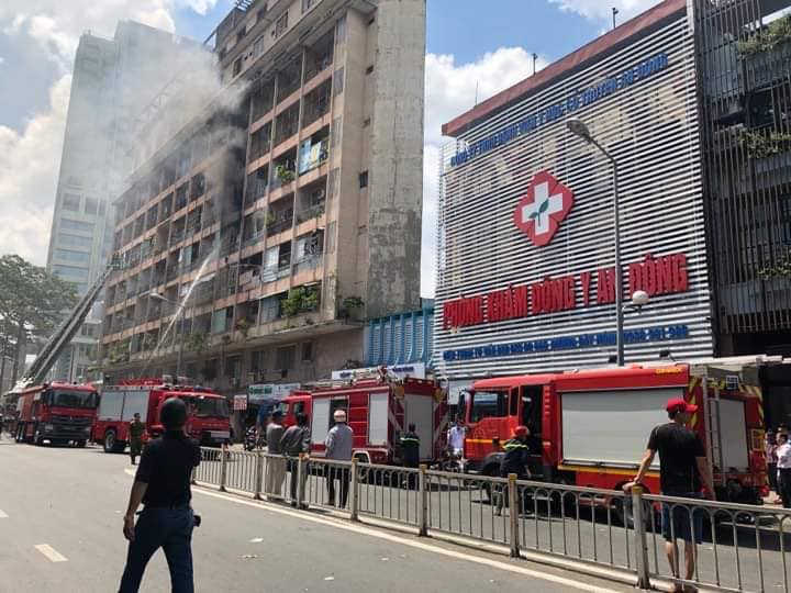 NÓNG: Cháy lớn ở chung cư sát bệnh viện Chấn thương Chỉnh hình, nhiều người mắc kẹt bên trong-4