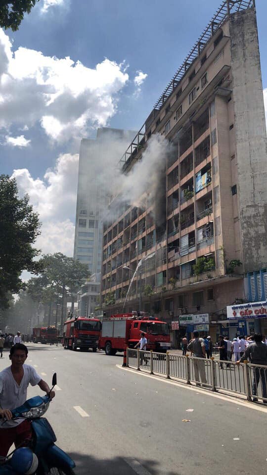 NÓNG: Cháy lớn ở chung cư sát bệnh viện Chấn thương Chỉnh hình, nhiều người mắc kẹt bên trong-5