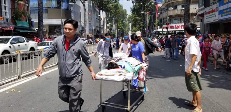 NÓNG: Cháy lớn ở chung cư sát bệnh viện Chấn thương Chỉnh hình, nhiều người mắc kẹt bên trong-6