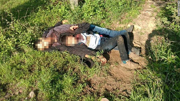 Hai cha con di cư bị cắt cổ, bỏ bên vệ đường ở Mexico gây rúng động-1